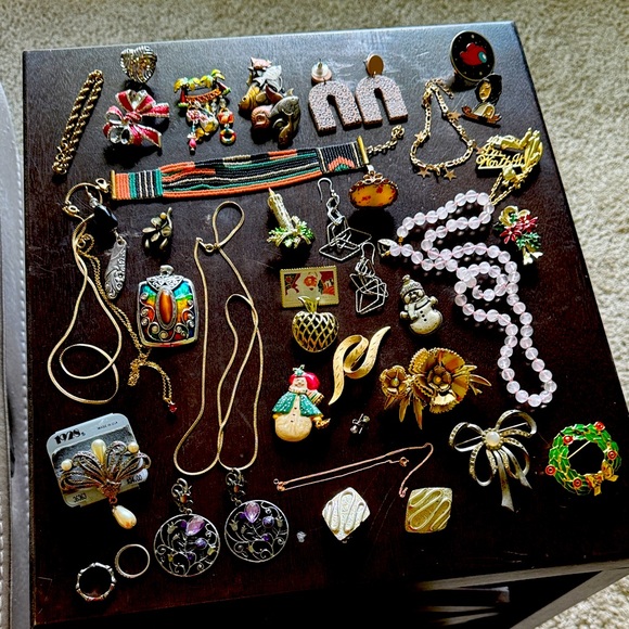 Vintage Bundle Various Jewelry Galore! Over 35 items - Stamped -Brooches GUC - Picture 1 of 6